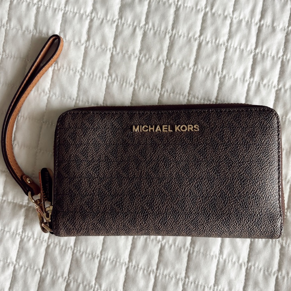 Michael Kors Wallet/Wristlet // Going Fast 🎉